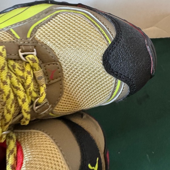 NWOT Women’s PUMA Fells Trail Running Shoes Khaki -Fossil-Sunny Lime Size 7 - Picture 9 of 13
